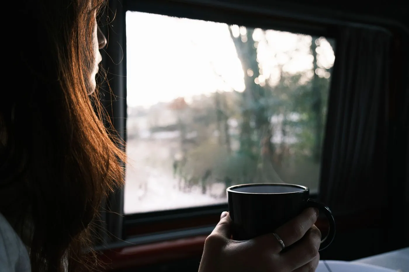 Xícara de café à luz da manhã, um momento de acolhimento