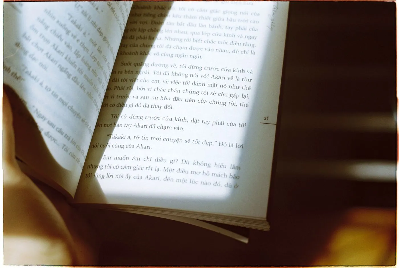 Livro aberto sob a luz do sol